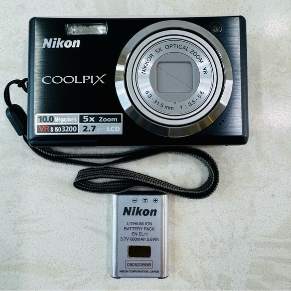 Nikon COOLPIX S560 10MP Digital Camera Black 5x Zoom, Battery, Untested — Parts - Picture 1 of 16